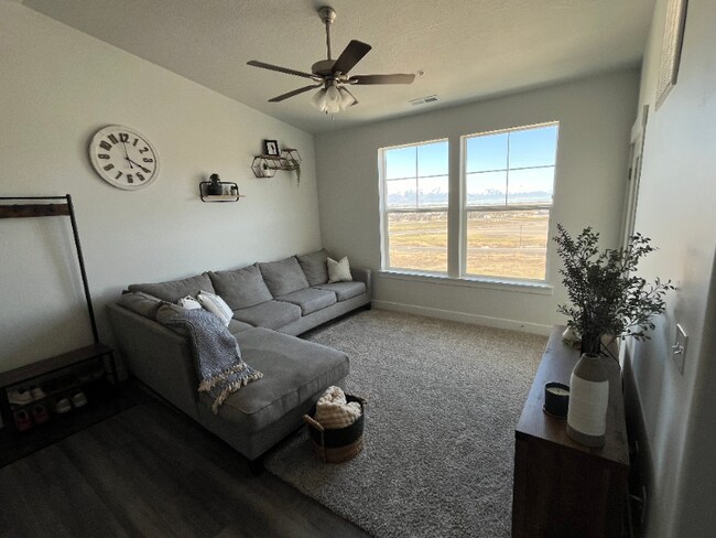 Building Photo - 927 W Coral Charm Wy