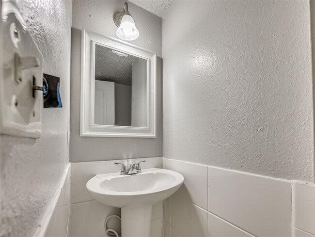 Building Photo - 1402 Bill Carrol Dr