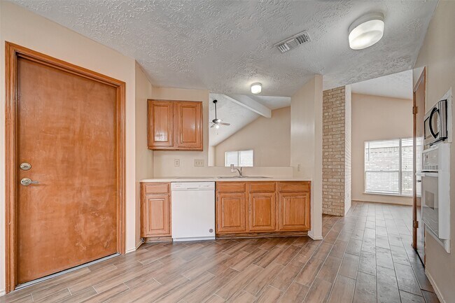 Building Photo - 2102 Creekshire Dr