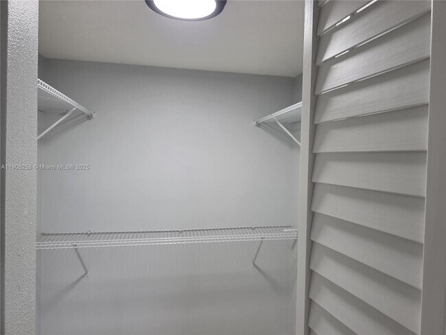 Building Photo - 7910 N Colony Cir