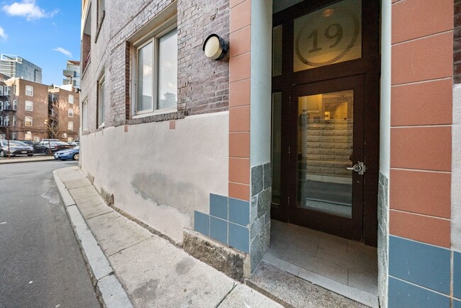 Building Photo - 19 Wiget St