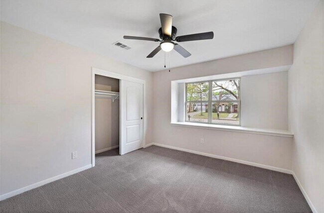 Building Photo - 2831 Kenross St