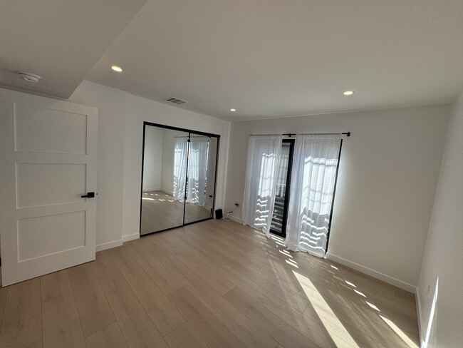 Upstairs Bedroom - 1926 Kent St