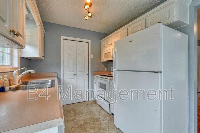 Building Photo - 208 Cotton Creek Dr