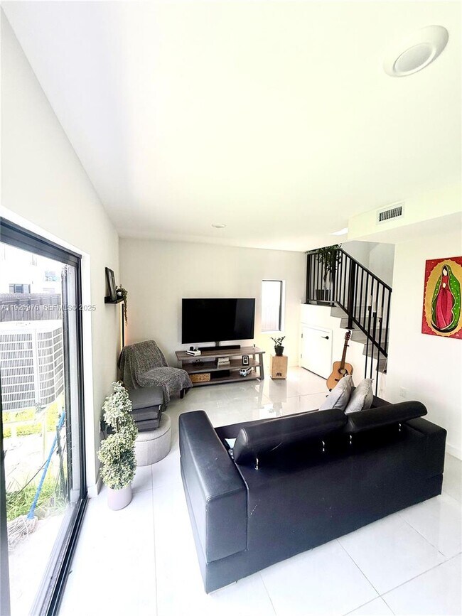 Building Photo - 1327 NW 2nd Ln