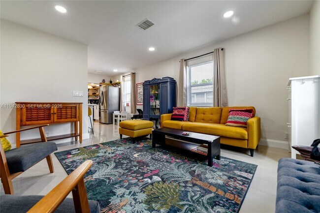 Building Photo - 320 S 28th Ave