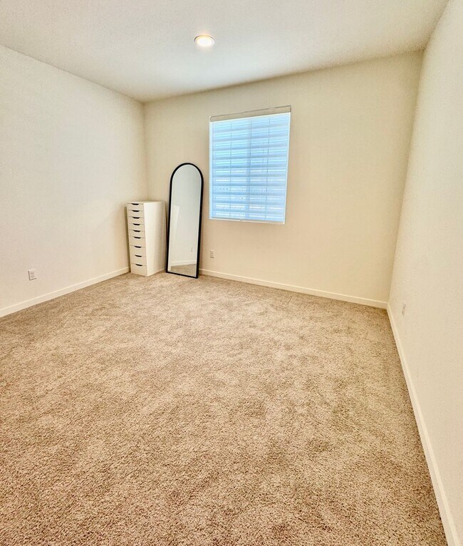 Building Photo - 5 Bedroom Home for Rent in Winchester