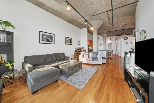 Building Photo - 900 N Kingsbury St