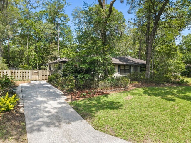 Building Photo - Spacious Pool Home in Desirable NW Gainesville