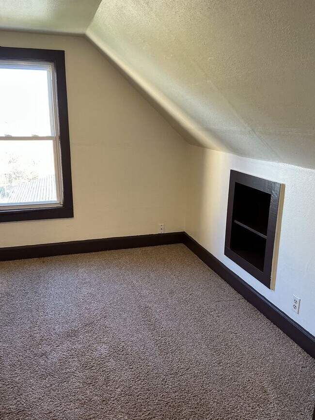 Building Photo - 4 Bedroom Single Family Home