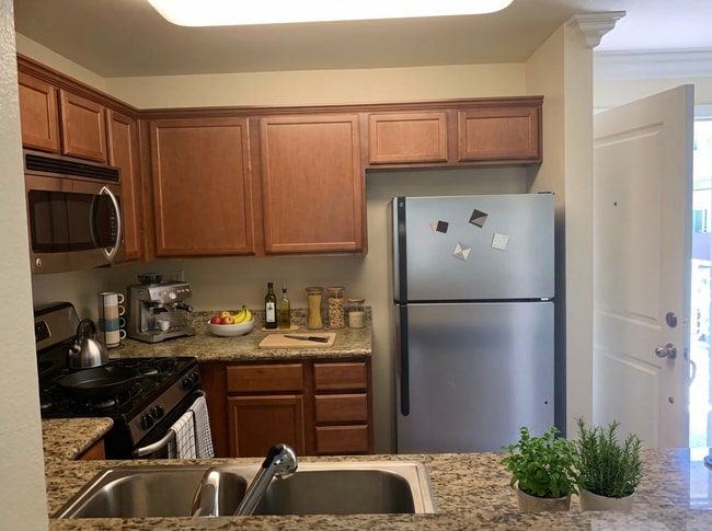 Building Photo - 1 Bedroom 1Bathroom Burbank Condo! Ready for Move-In!