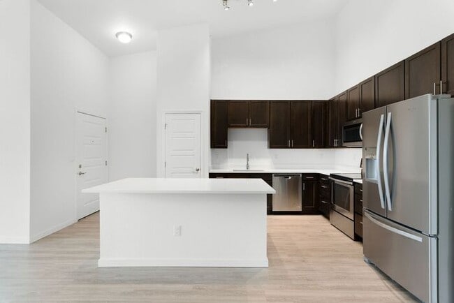 Building Photo - 2BR Condo w/ Fireplace, In-Unit Laundry & A/C in Parker