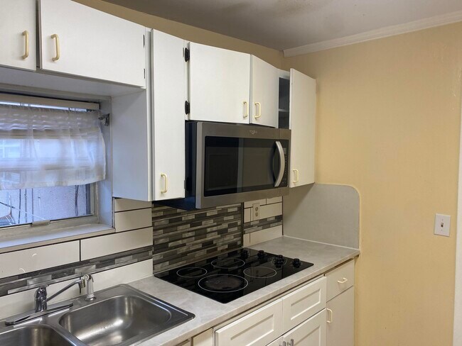 Building Photo - 2320 Sunrise Dr