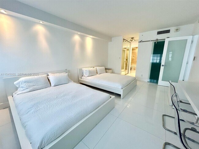 Building Photo - 100 Lincoln Rd