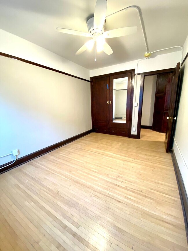 Building Photo - Available August 1st - 2 Bed 1 Bath, Bonus...
