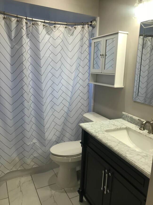 Building Photo - Pet Friendly, Renovated Home in Fox School District