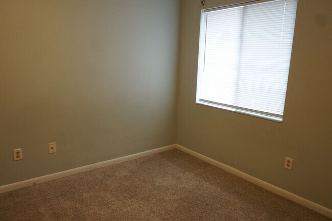 Building Photo - 5492 Pinehaven Ct