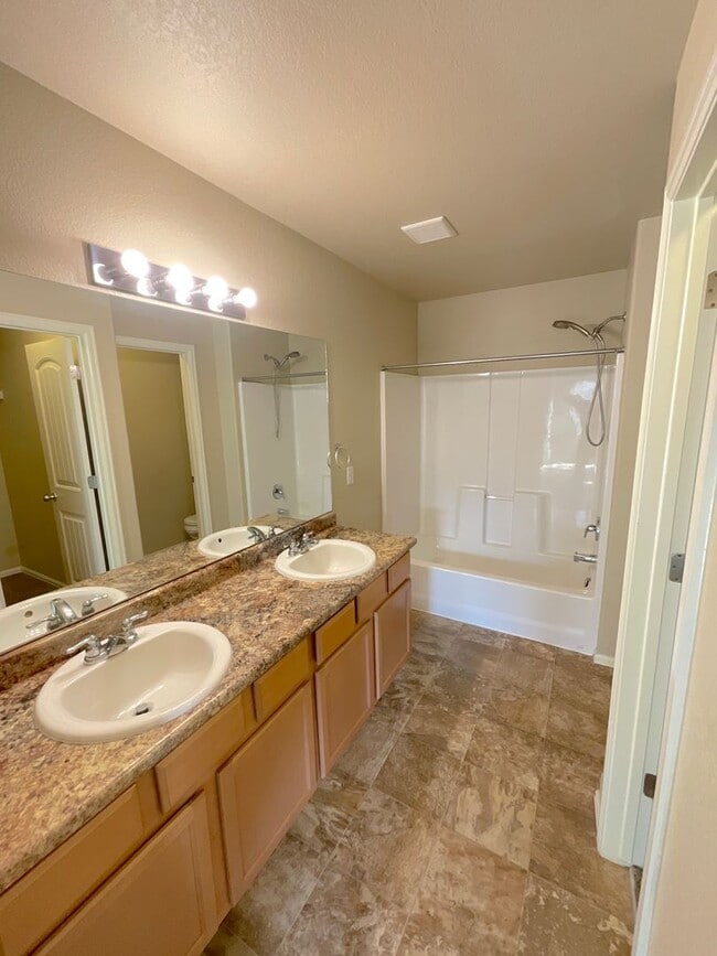 Building Photo - 3 Bedroom Townhome Available Near S Union Blvd & Monterey Rd!