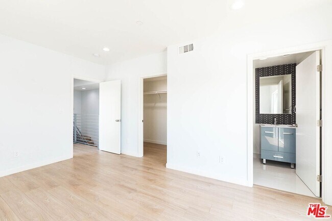 Building Photo - 758 1/2 N Ridgewood Pl