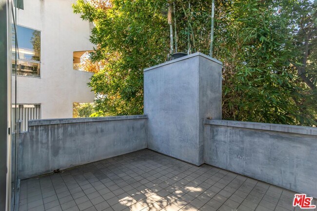 Building Photo - 900 N W Knoll Dr