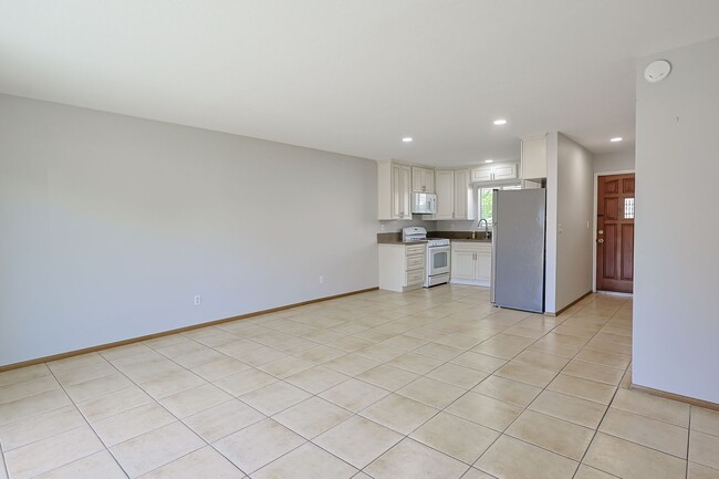Building Photo - Spacious 2-Bed, 2-Bath Condo in Prime Nort...