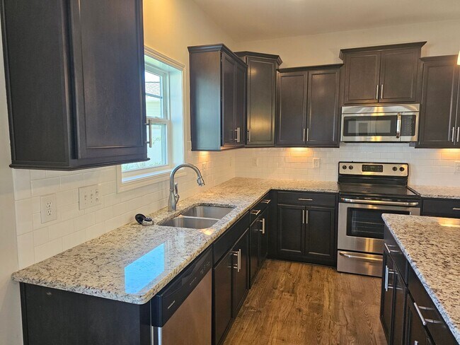 Building Photo - NEW LISTING!!!!!