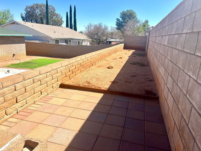 Building Photo - 1310 E Buckhorn Dr