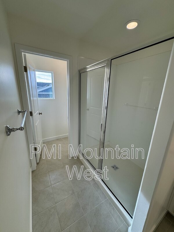 Building Photo - 805 W 510 S