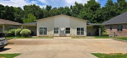 Building Photo - 4 Bedroom 3.5 Bath Duplex in East Tyler!
