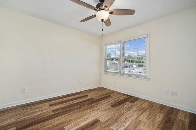 Building Photo - Yorktown Living