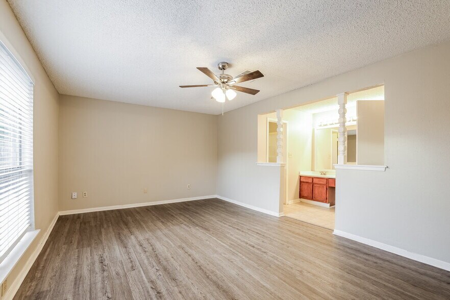 Building Photo - 13519 Dripping Springs Dr