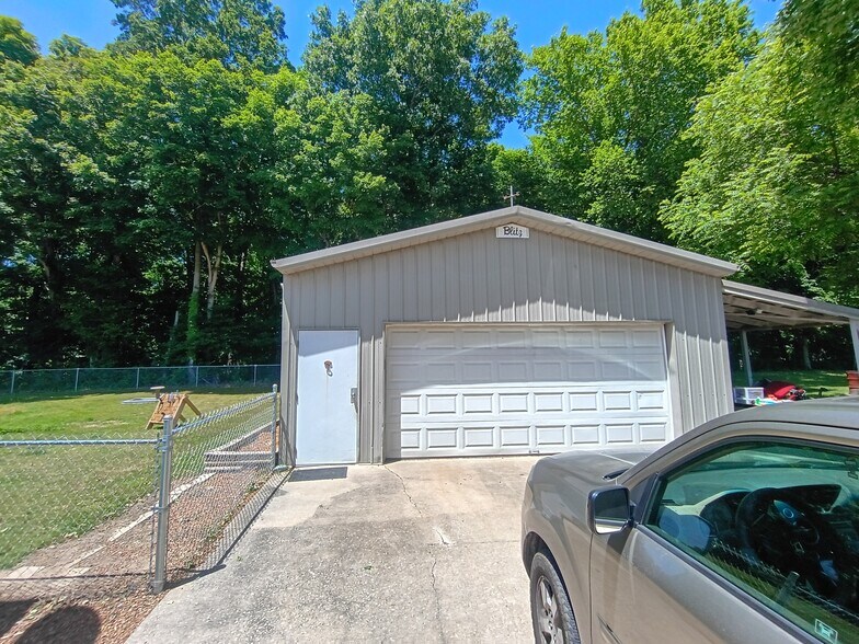 4 car garage - 258 Barkley Cir