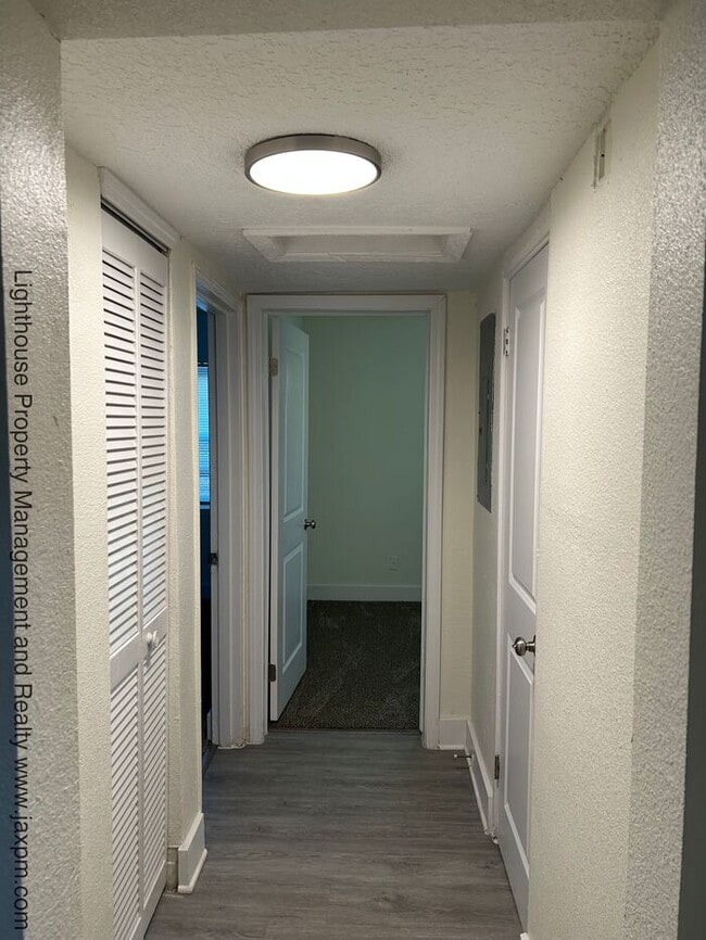 Building Photo - Beautiful 5 Bedroom Home With Modern Updates Throughout