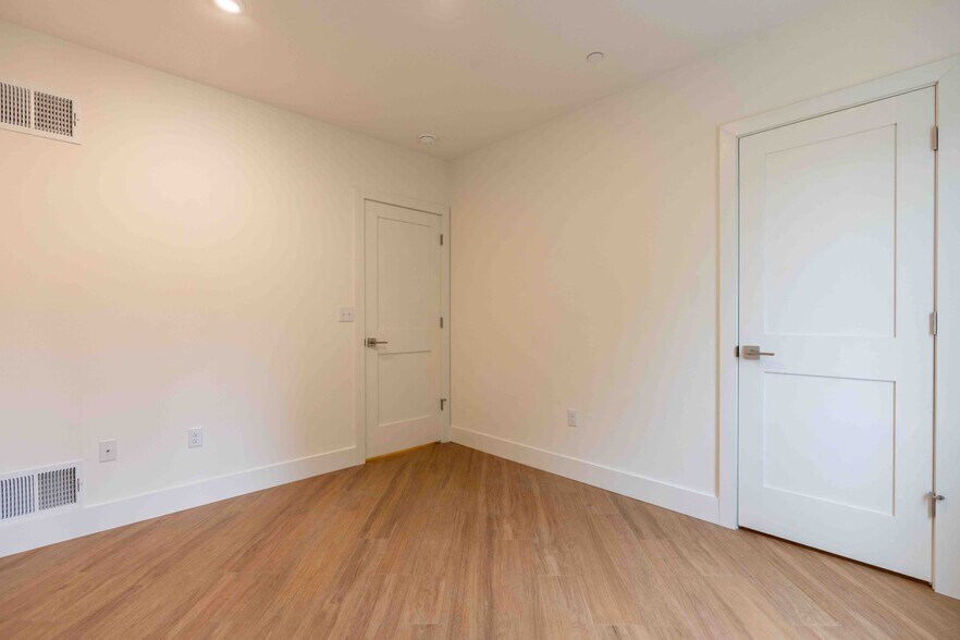 BR accommodates Queen size bed - 517 18th St