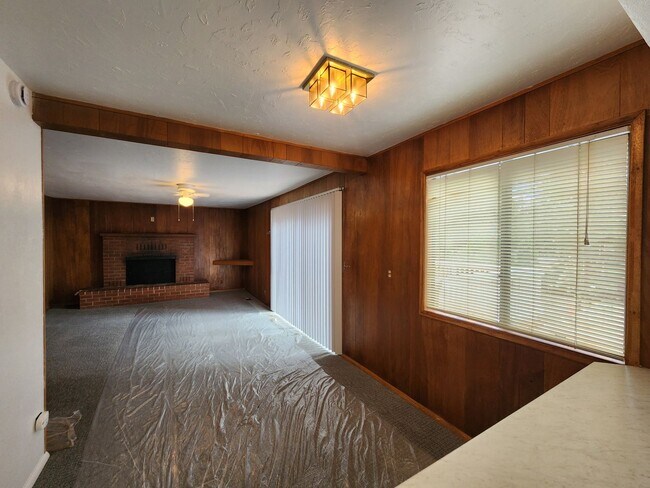 Building Photo - 221 - Steelhead Ave Duplex