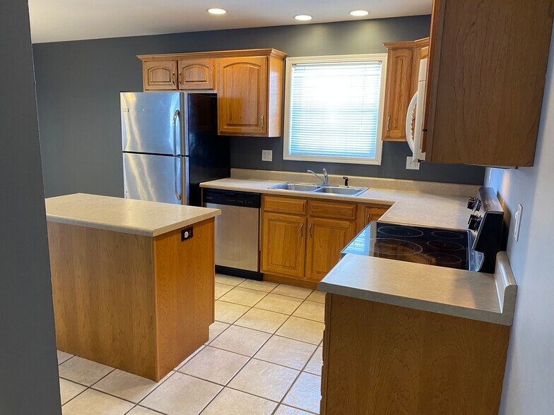 Building Photo - 3910 Balmoral Dr