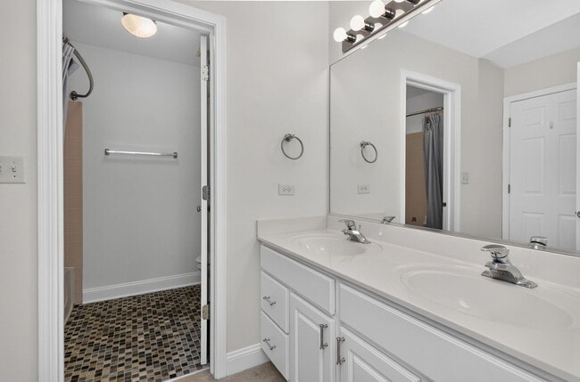 Building Photo - 207 Tanglewood Dr