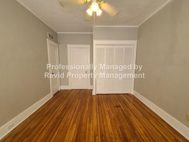 Building Photo - Large upstairs apartment in Midtown!