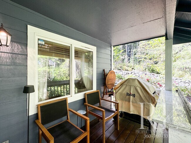 Building Photo - Townhome Convenience with the Feel of a Private Home