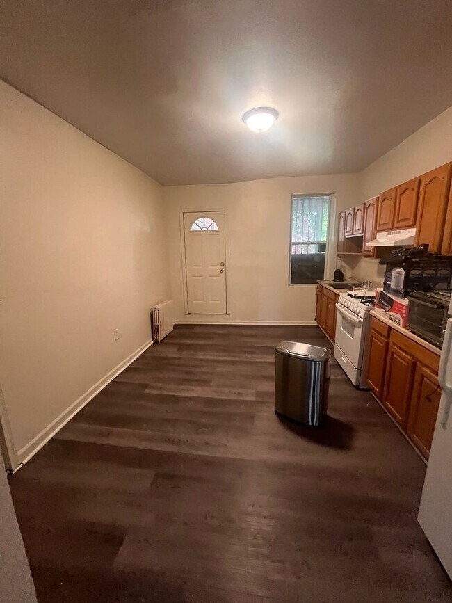 Building Photo - 2026/2027 JHU Homewood Off-Campus 6bd/3ba house w/ W/D. Available 6/6/2026