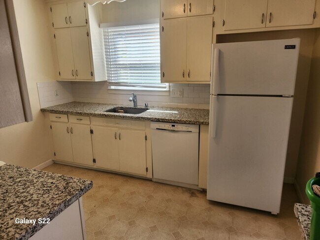 Building Photo - Beautiful 2 bedroom/1 bathroom home with a...