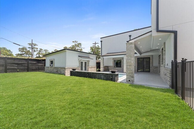 Building Photo - 10070 Cedardale Dr