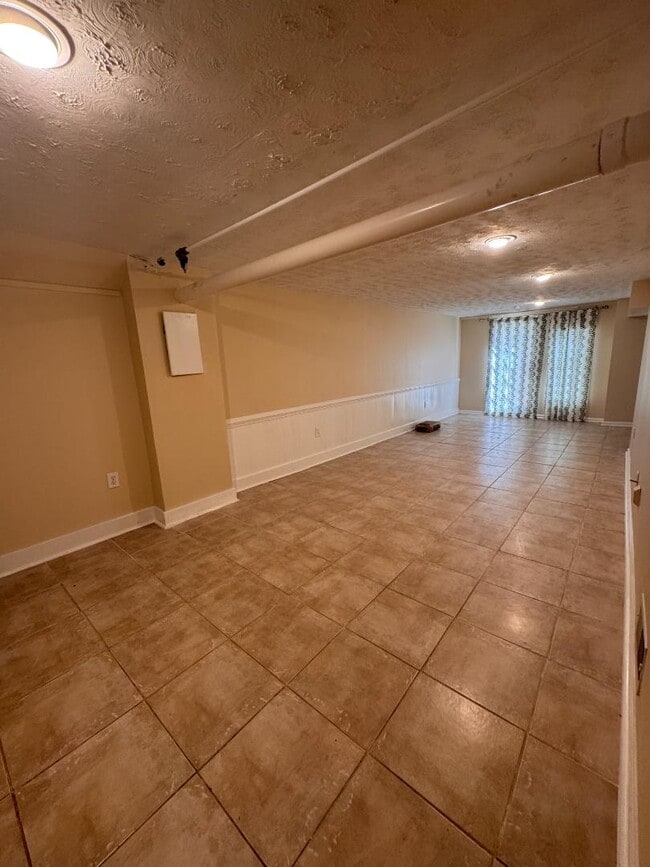 Building Photo - 2002 E Drew Valley Rd NE