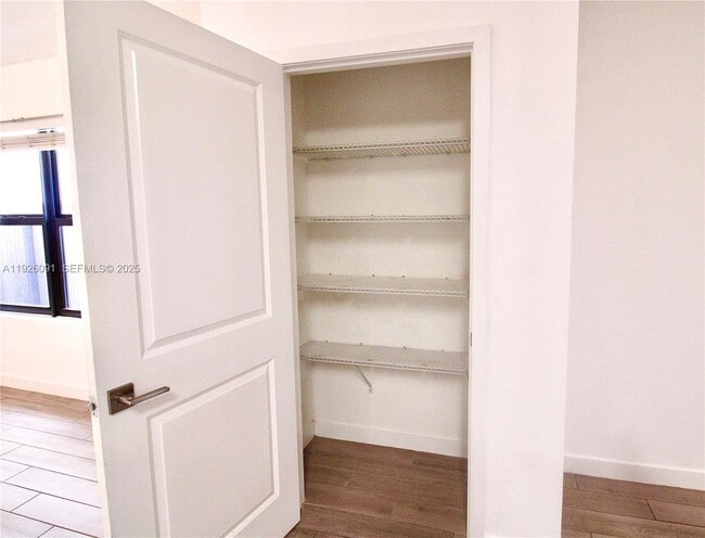 Building Photo - 561 NE 6th Pl