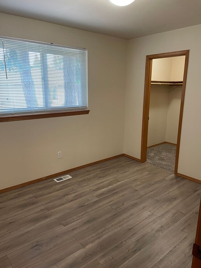 Building Photo - Spacious 3 bedroom 2 bathroom unit in Lake...