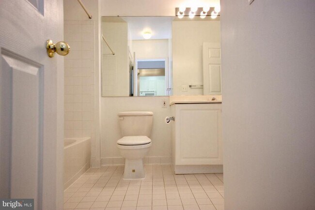 Building Photo - 7000 Falls Reach Dr