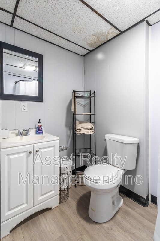 Building Photo - 708 Dutch Valley Drive Northeast - 1