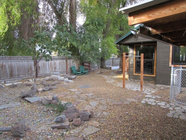 Building Photo - Custom 3 Bedroom Home Near Ochoco Creek Pa...