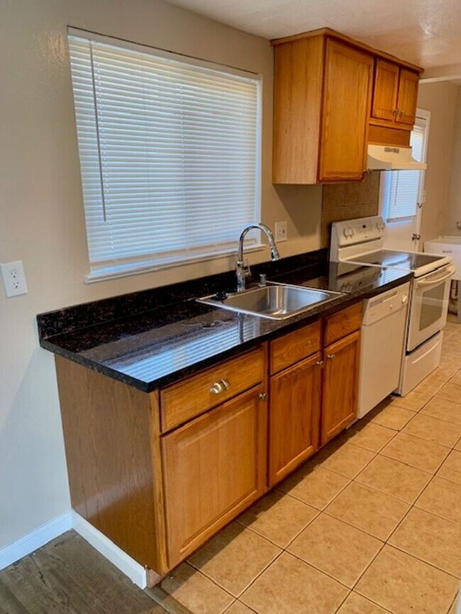 Building Photo - 4 bed 1.5 bath House in Richmond -- AVAILABLE NOW !!
