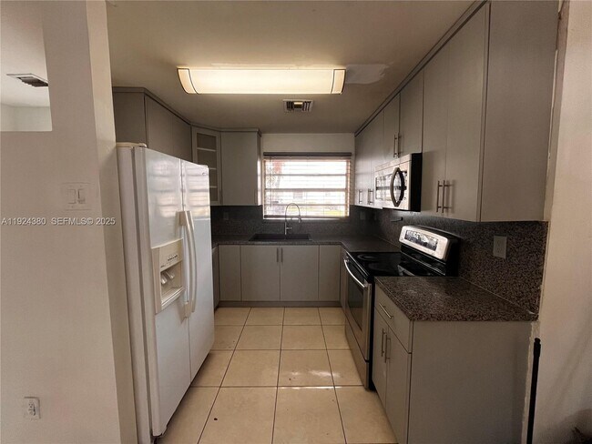 Building Photo - 819 NE 214th Ln